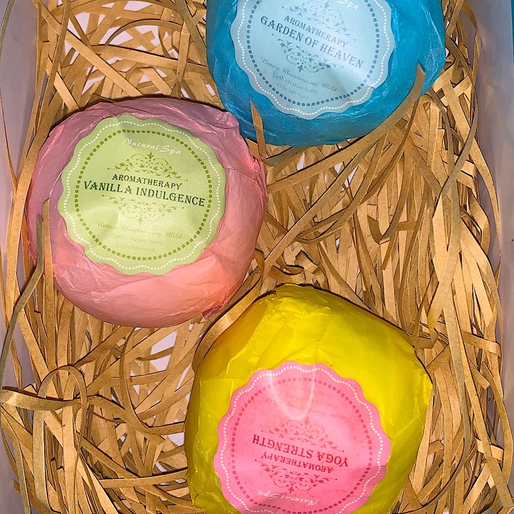 3 Natural Spa Moisturizing Bath Bombs.